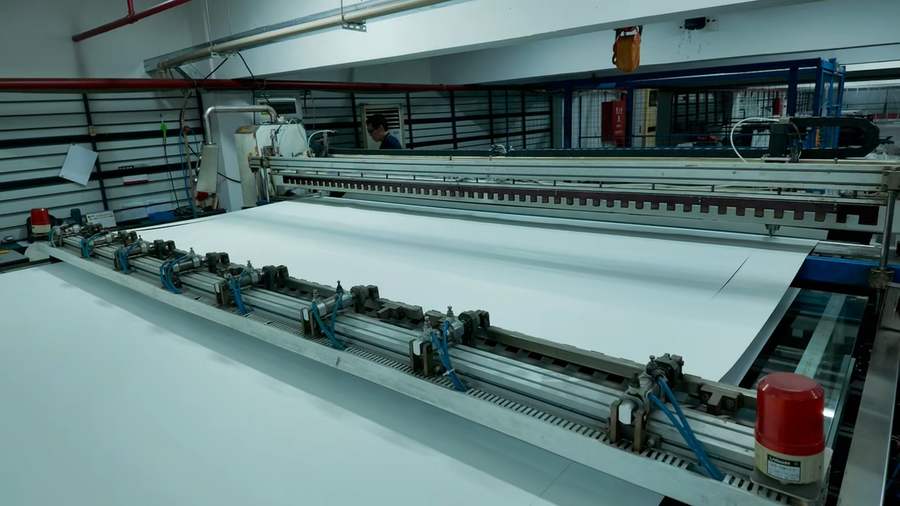 Automatic screen fabric cutting in the MGF factory
