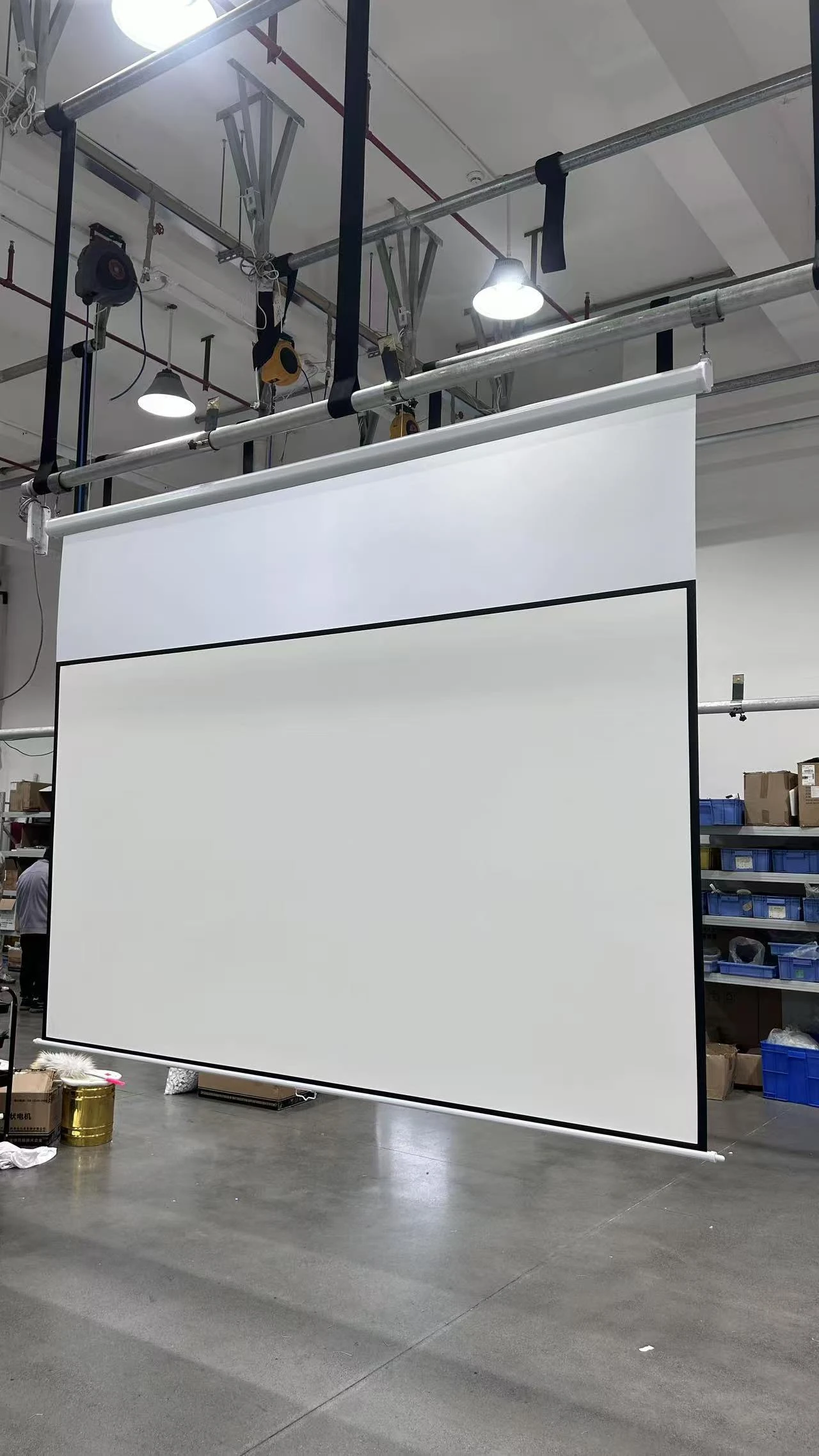 Classic Manual Self-Lock Projection Screen — Right Side Product View