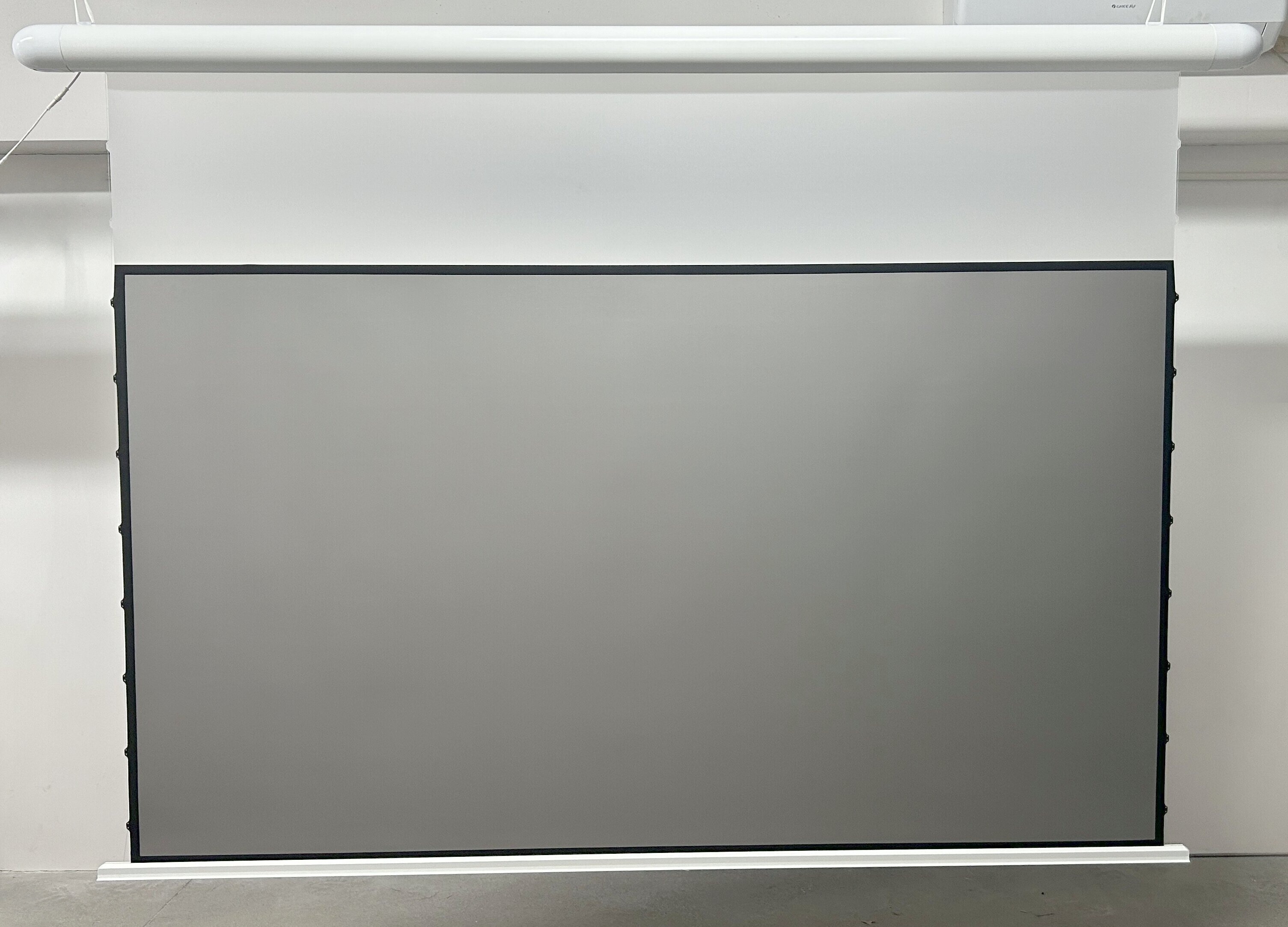 RoundPro Luxe electric ceiling projection screen front view