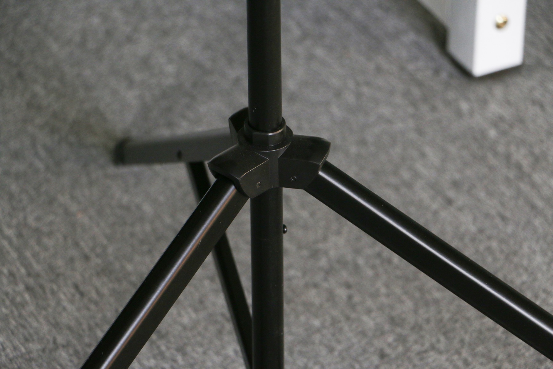 Vesta Portable Tripod Screen angled view
