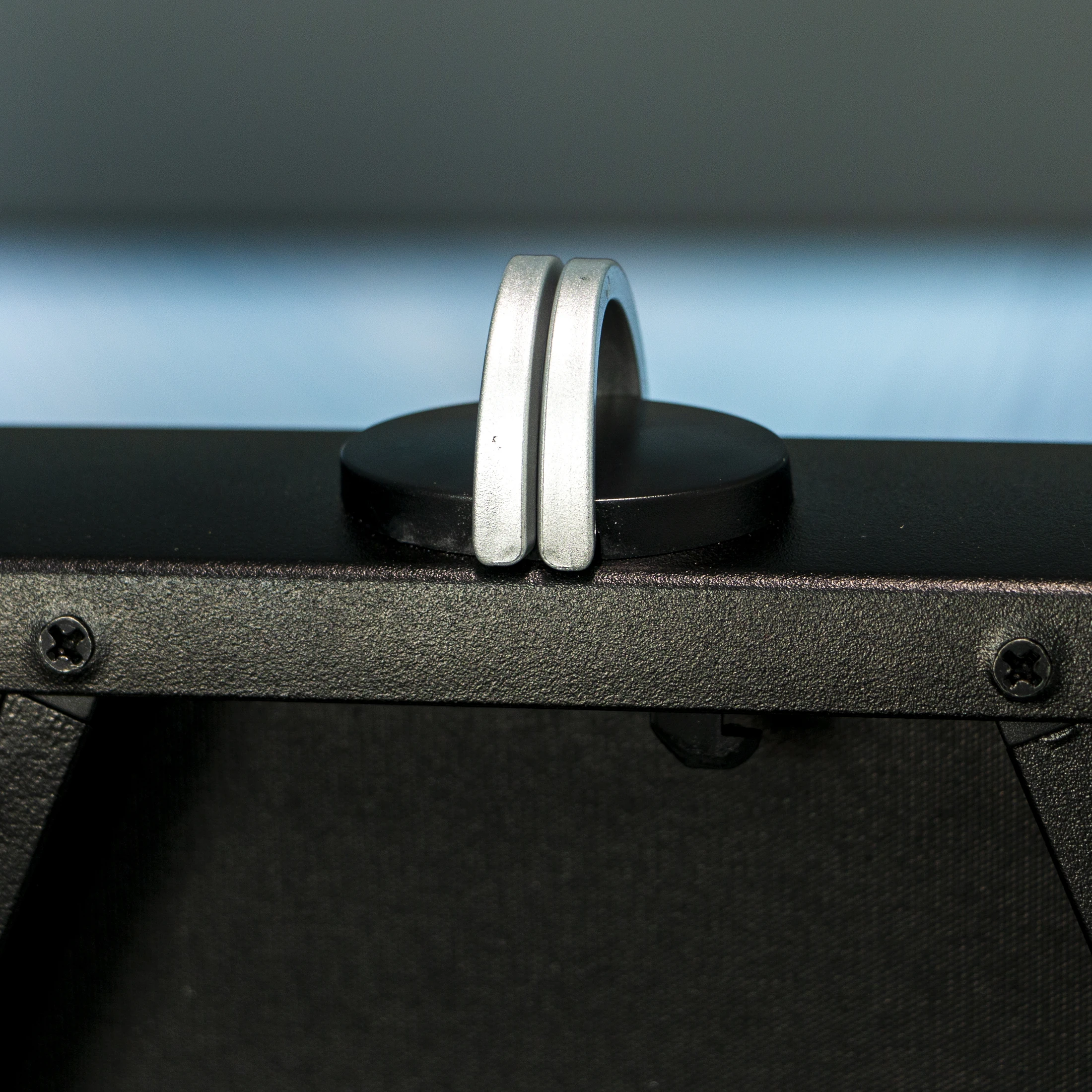 Portable Desktop Pull-up Projection Screen — Top Pull Handle Detail